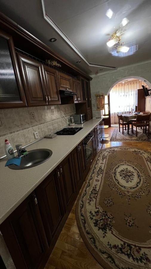 Просторі Та Комфортні Апартаменти «Д.І.М.» Kamianets-Podilskyi Exterior photo